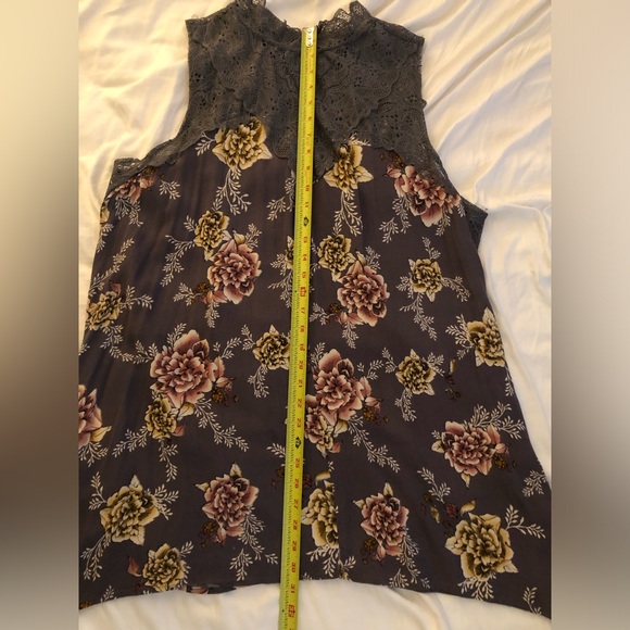 TORRID Sharkbite Floral Lace Top  Size 2 (18-20/ 2X) - Picture 11 of 12